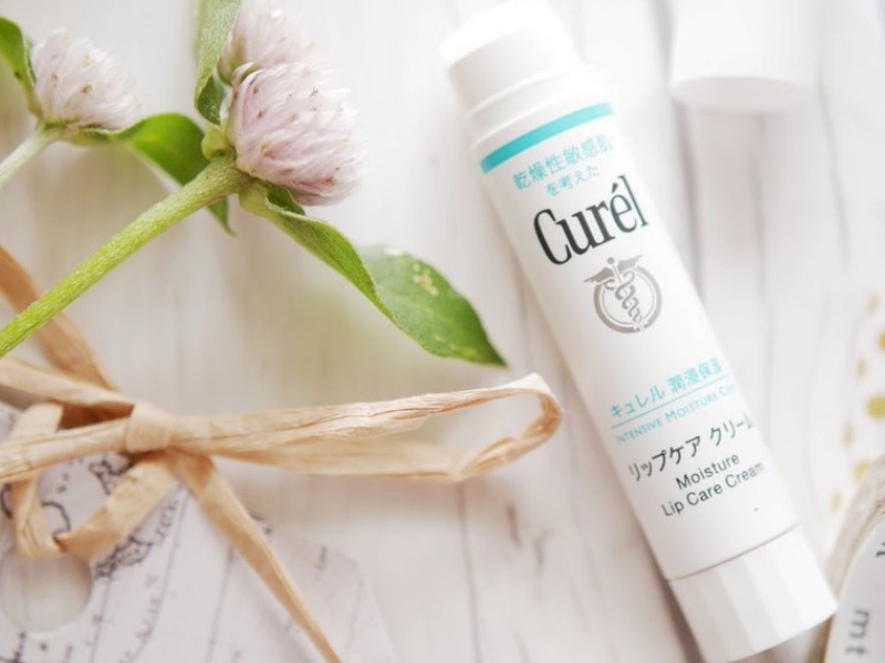 Son dưỡng môi cấp ẩm chuyên sâu Curel.