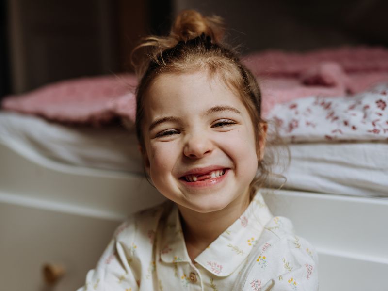 Em bé gãy răng cửa cười tươi