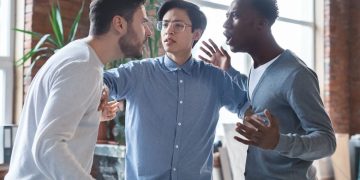 Những người đàn ông đang có xung đột với nhau