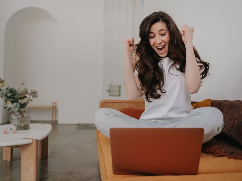 Người phụ nữ vui vẻ khi xem tin giải trí