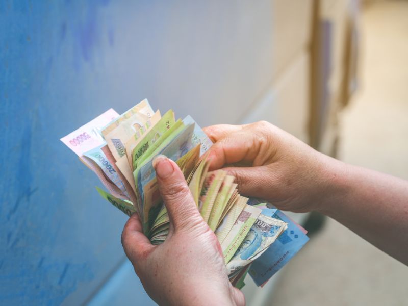 Người đang đếm tiền