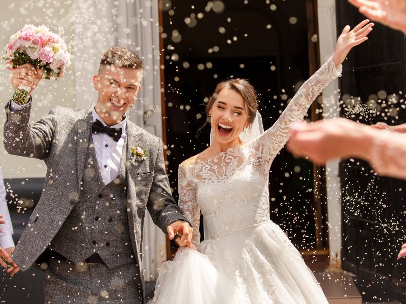 Cô dâu chú rể vui mừng trong đám cưới