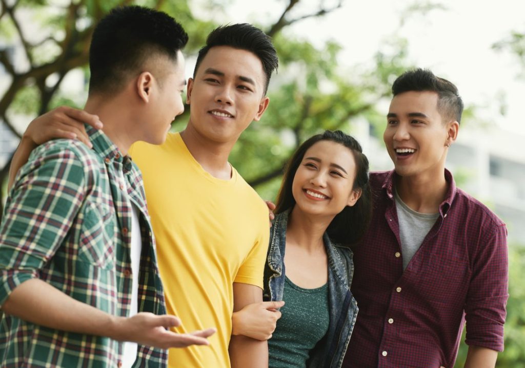 Một nhóm bạn nói chuyện với nhau