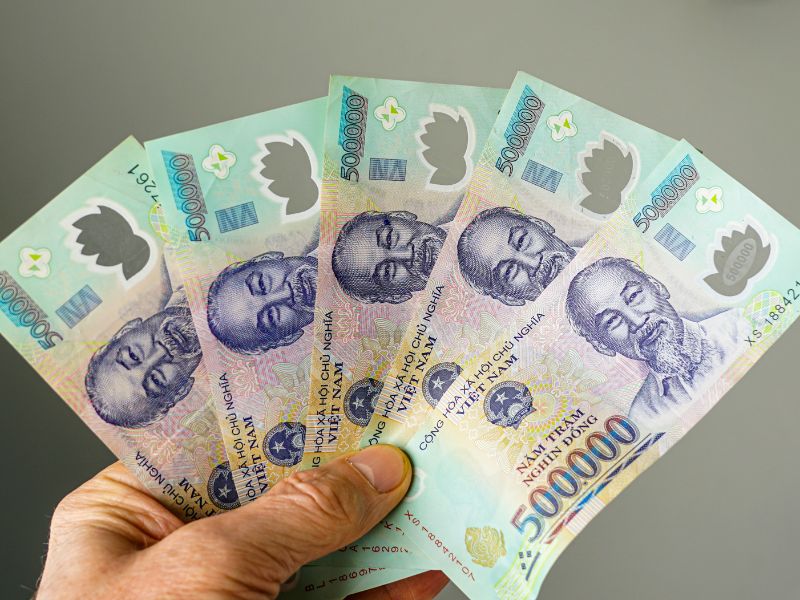 Người đang cầm xấp tiền 500 ngàn