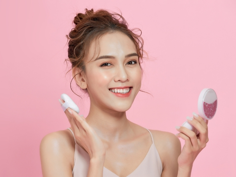 nữ chuẩn bị sử dụng phấn