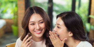 hai cô gái nói chuyện với nhau