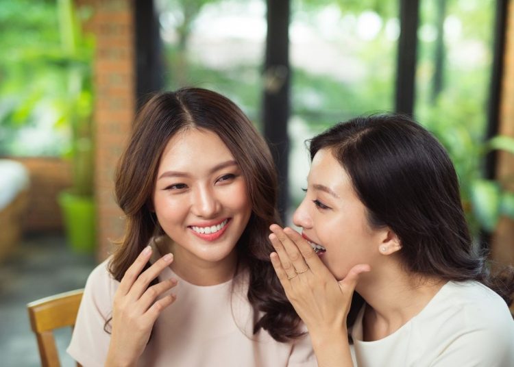 hai cô gái nói chuyện với nhau