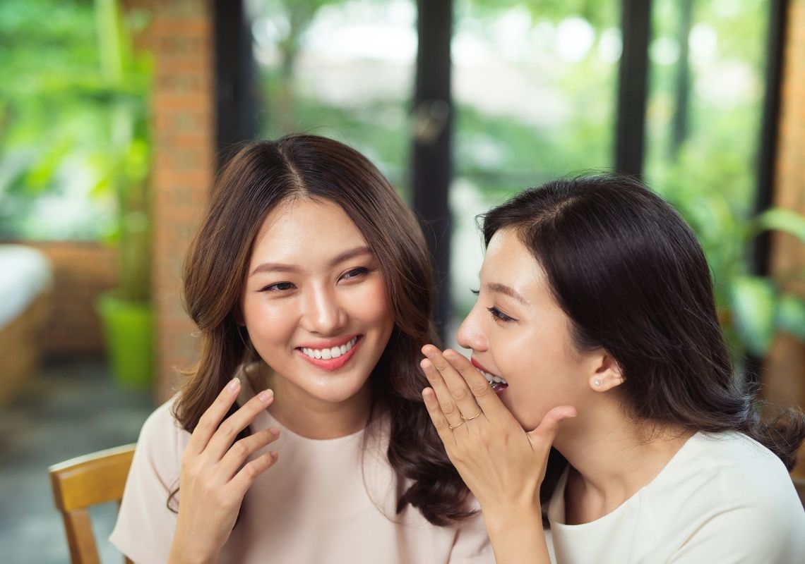 hai cô gái nói chuyện với nhau