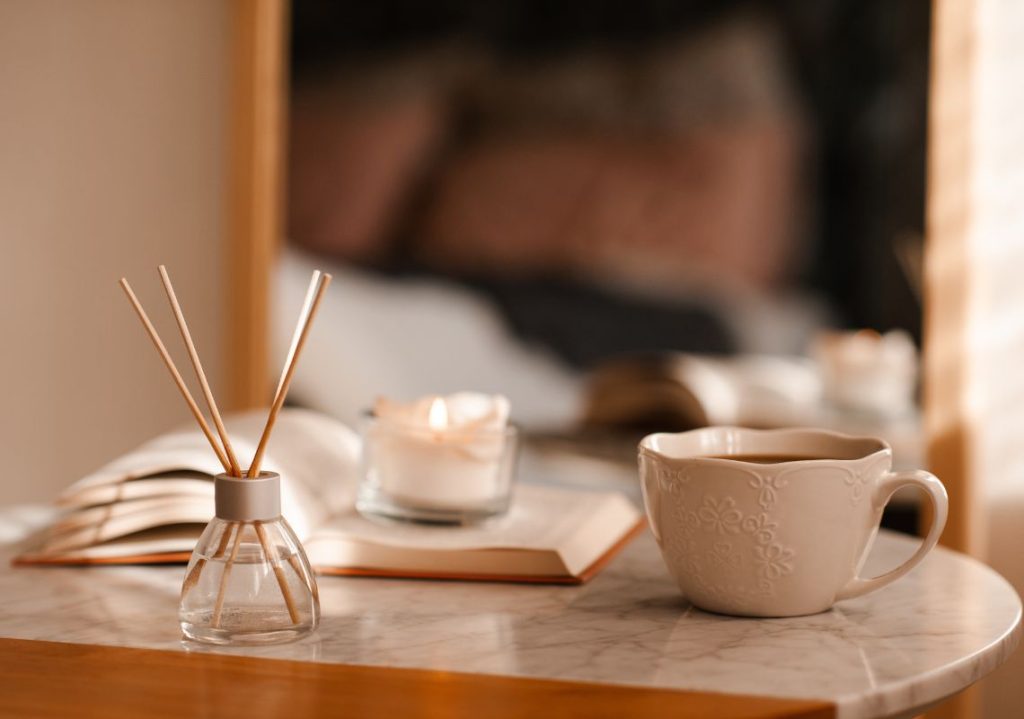 tinh dầu, sách và cốc nước trên bàn