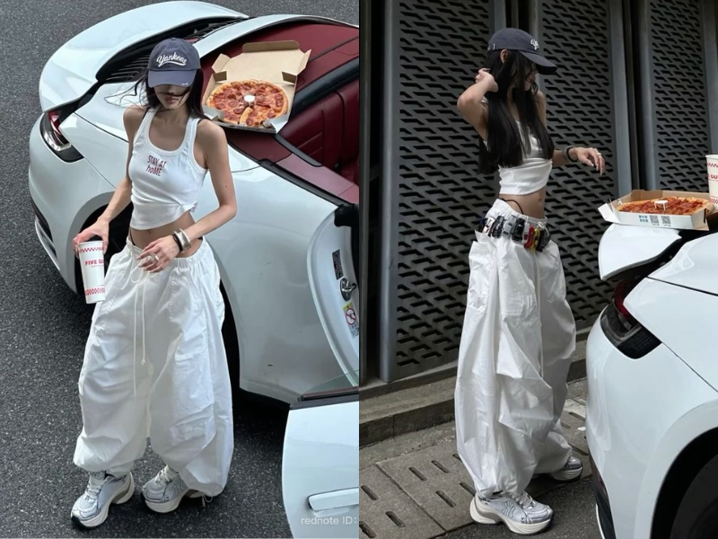 phối đồ với áo hai dây, quần ống rộng và giày sneaker trắng