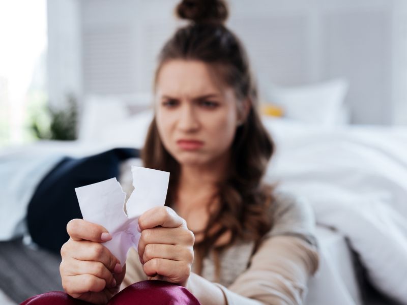 Cô gái đang trong tâm trạng và buồn xé tấm ảnh
