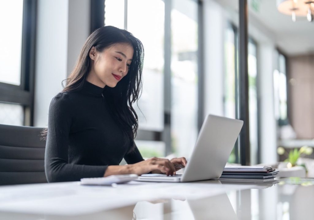 người phụ nữ đầy năng lượng đang làm việc