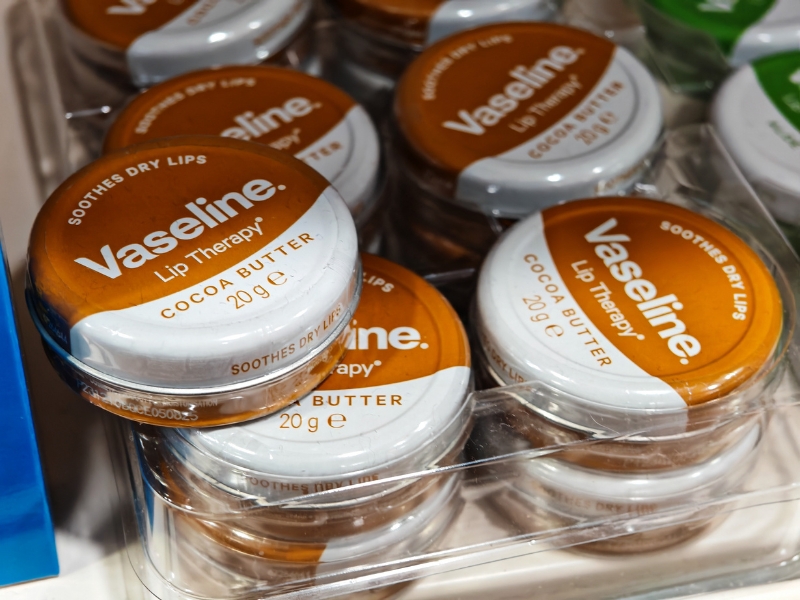 Lưu ý khi sử dụng son dưỡng Vaseline trị thâm môi