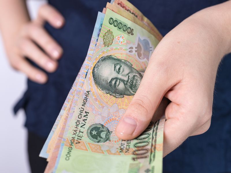 một người đưa tiền cho người khác