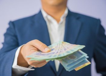 người đàn ông đưa tiền