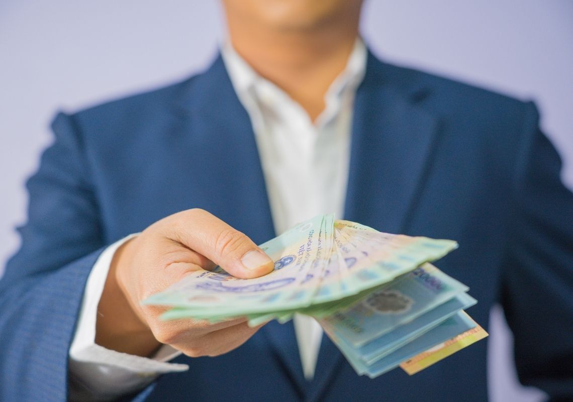 người đàn ông đưa tiền