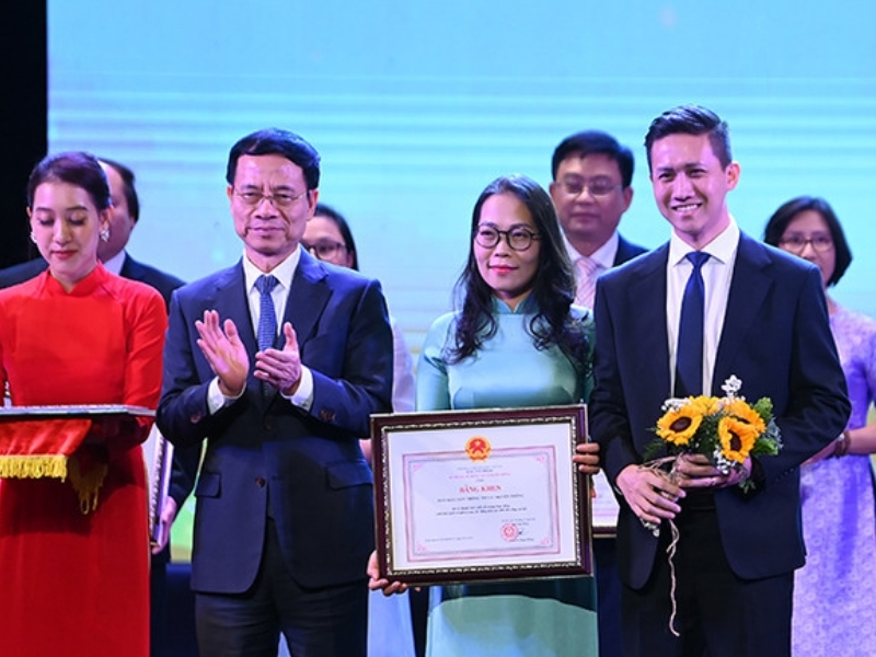 Bộ Trưởng Thông tin và Truyền thông Nguyễn Mạnh Hùng trao Bằng khen cho đại diện Sbooks 