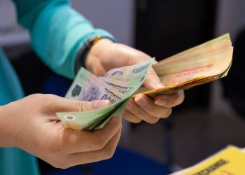 người đang cầm tiền