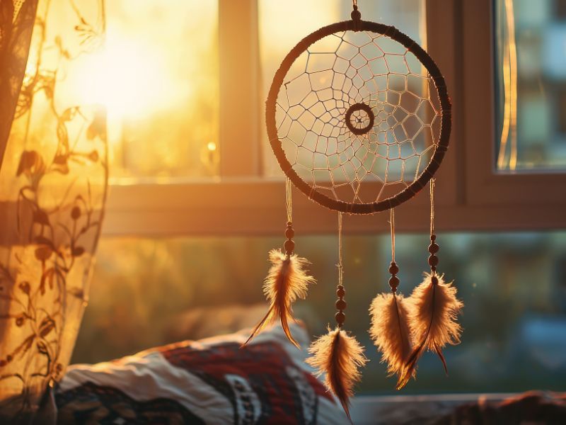 dreamcatcher treo gần cửa sổ