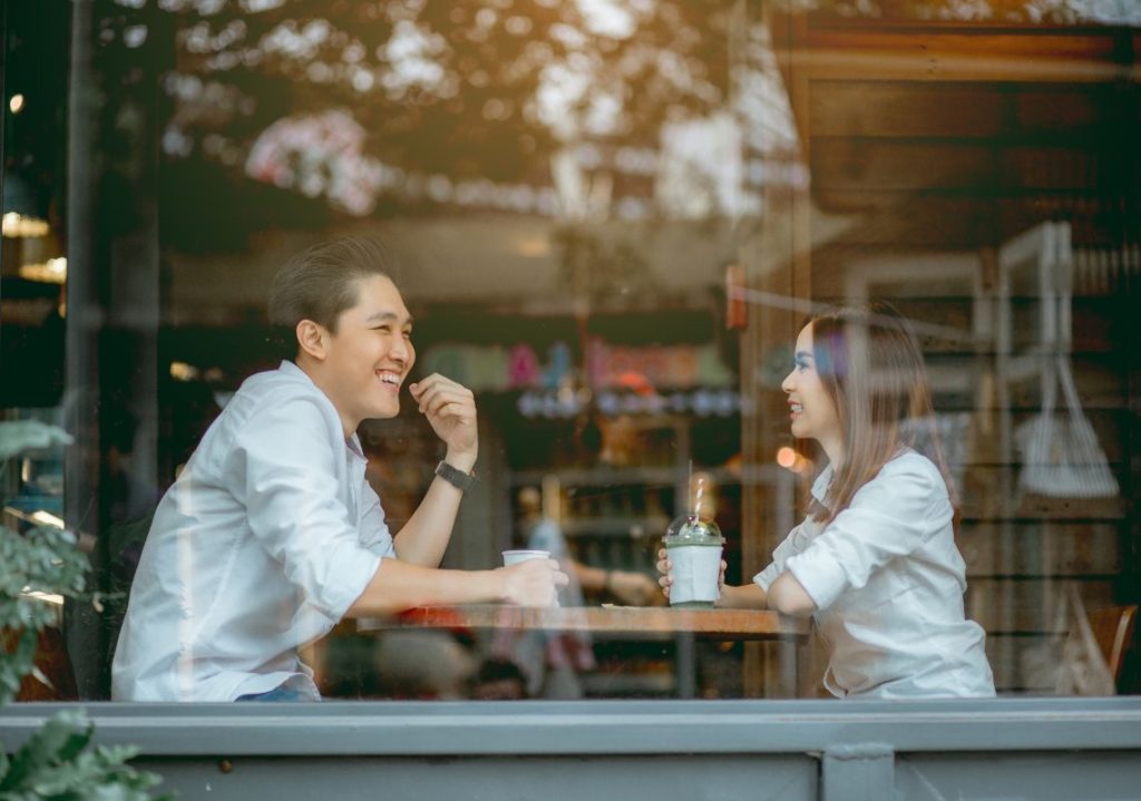 hai người nói chuyện, uống cà phê với nhau