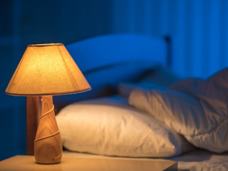 đèn ngủ được bật trong phòng ngủ