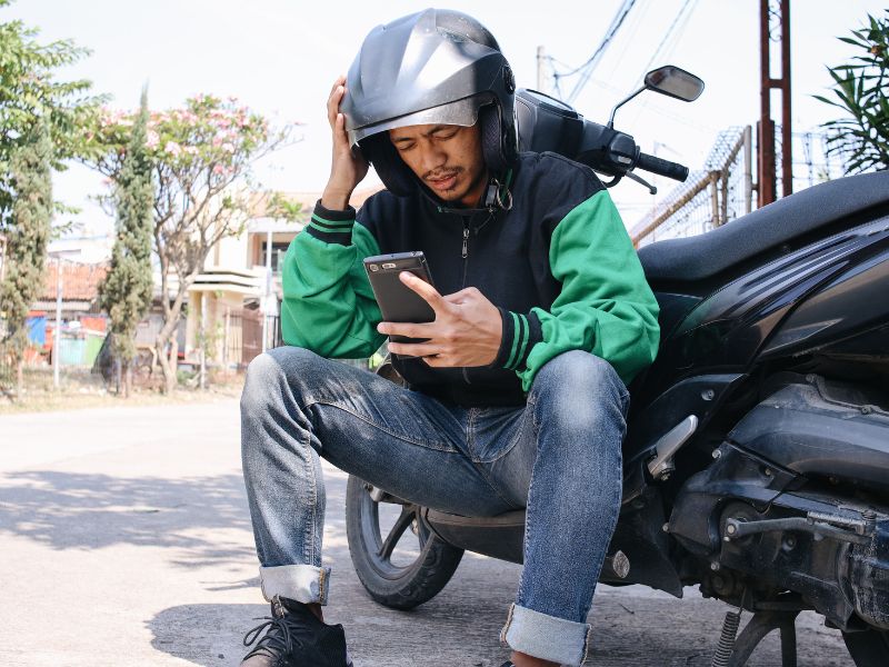 người đàn ông lạc đường đang xem bản đồ