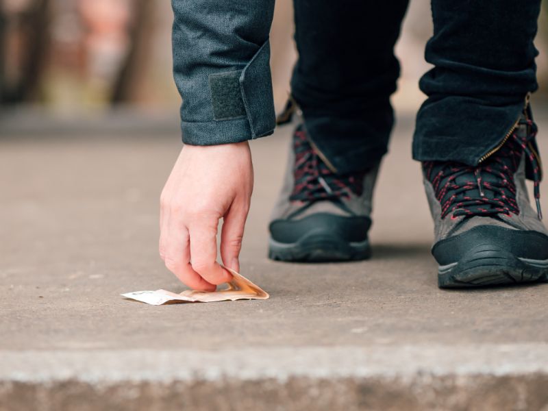 người đàn ông nhặt được tiền