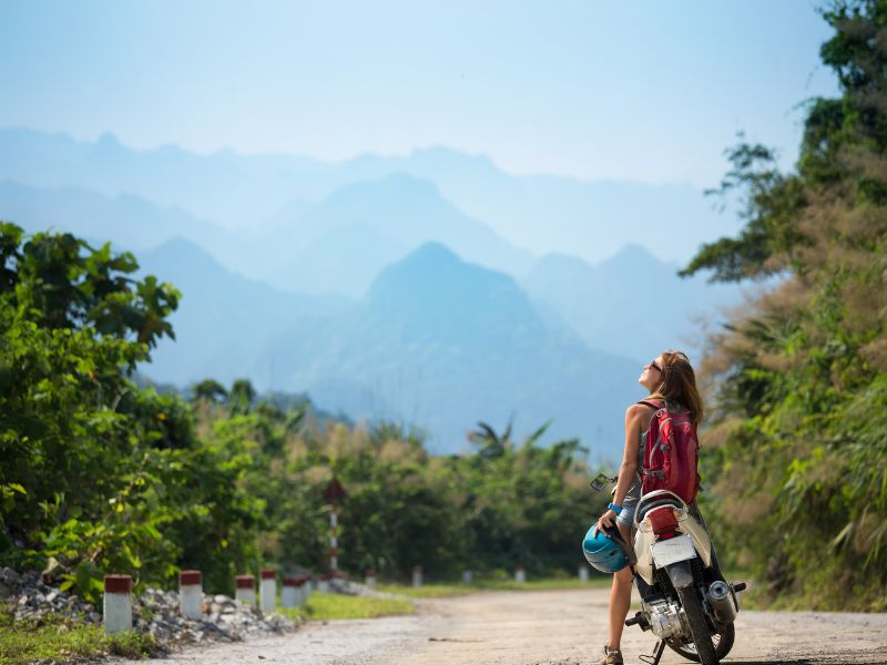 cô gái đang dừng chân khi đi xe máy