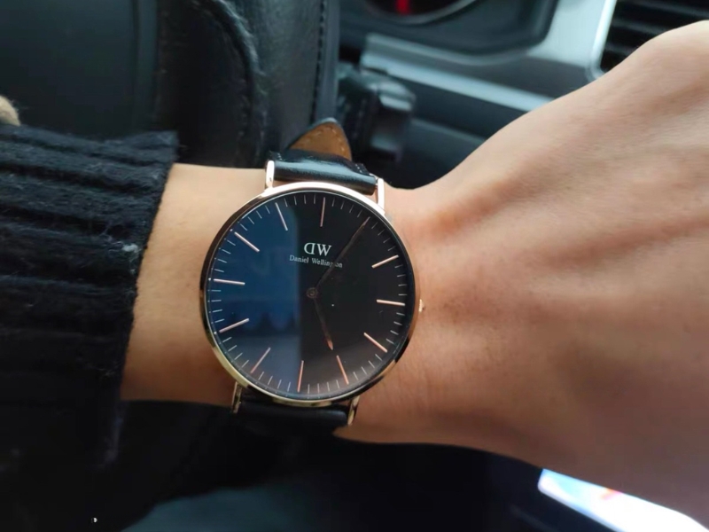 Mẫu đeo tay đồng hồ DW Classic Sheffield DW00100007