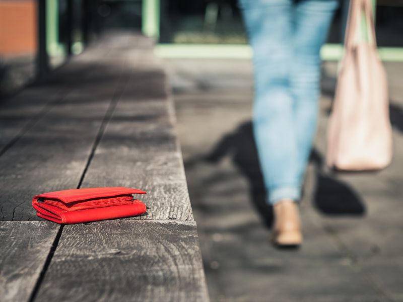 người phụ nữ để quên ví trên ghế