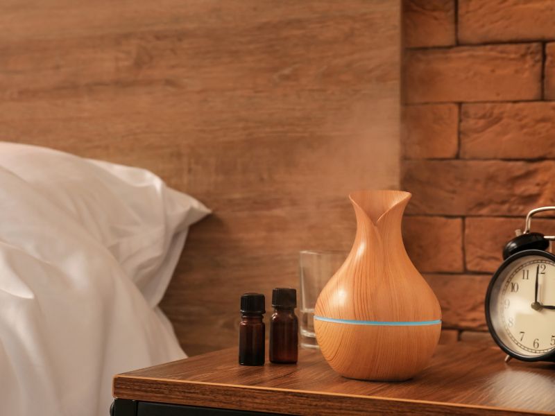 máy khuếch tán tinh dầu trên tủ đầu giường