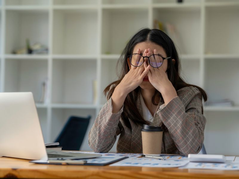 1 cô gái đang căng thẳng vì công việc