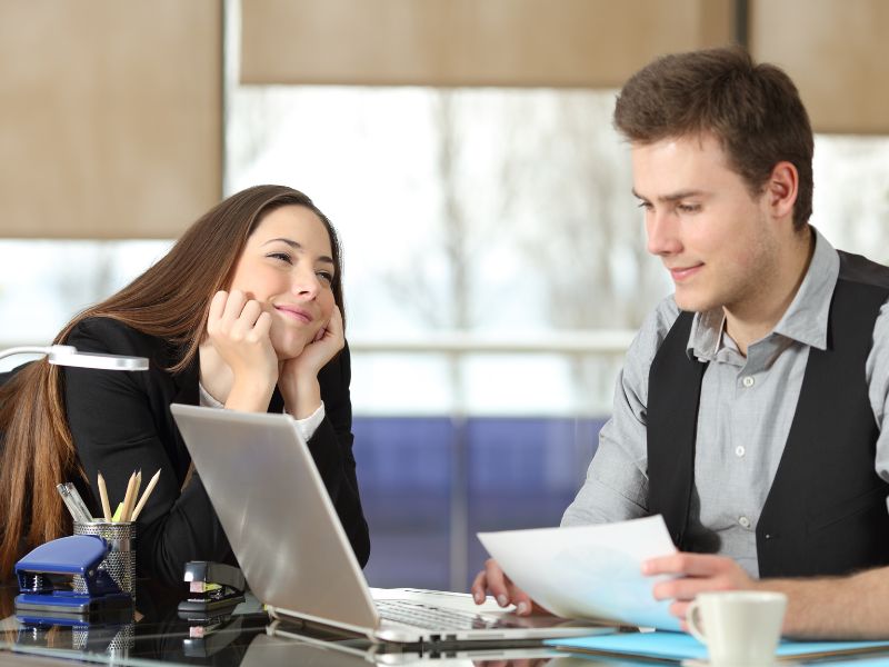 người phụ nữ ngắm nhìn crush