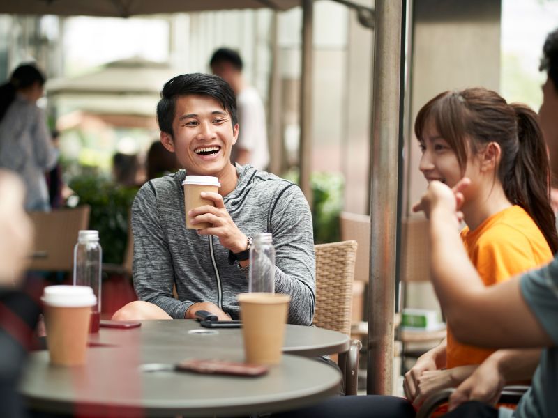 nhóm bạn uống cà phê với nhau