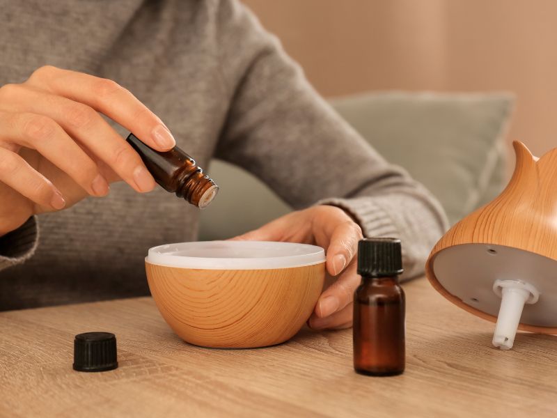 Người đang nhỏ tinh dầu vào máy khuếch tán