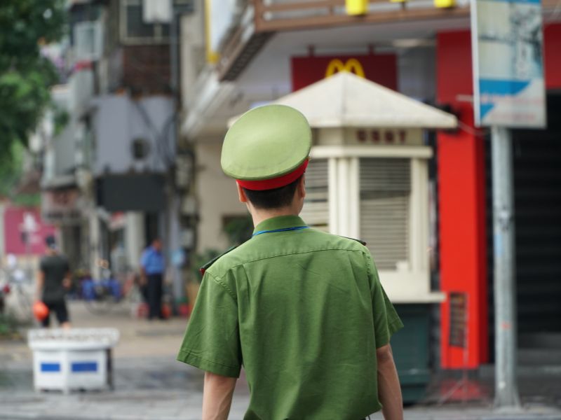 Lưng công an mặc áo đồng phục xanh