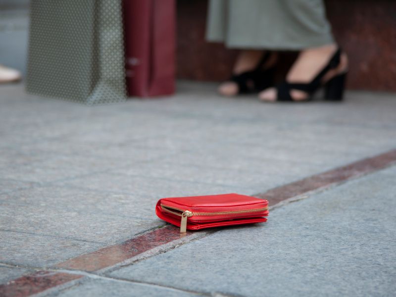 Chiếc ví rơi trên đường