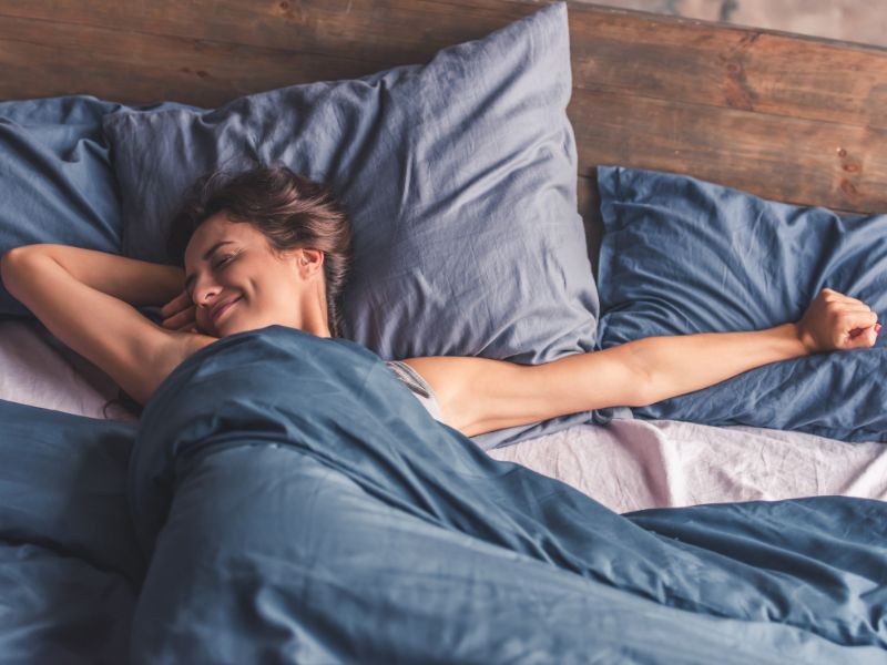 người phụ nữ ngủ dậy cảm thấy thoải mái