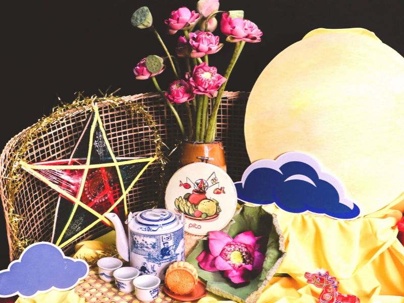 trang trí trung thu cho văn phòng với đèn lồng, ấm trà, sen