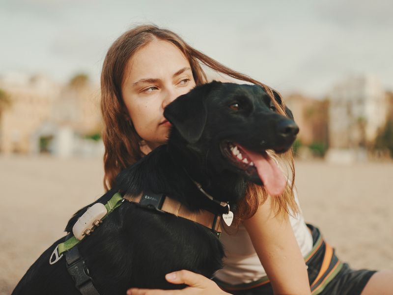 người phụ nữ và chó đen