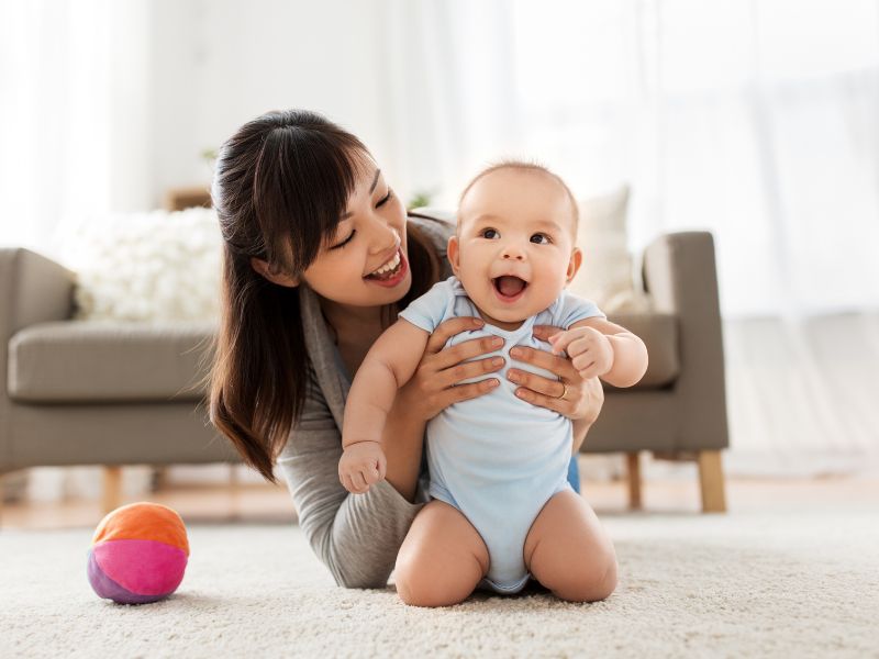 bé trai chơi với mẹ