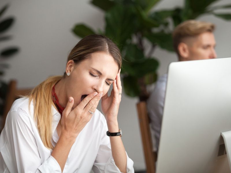 người phụ nữ thiếu ngủ mệt mỏi