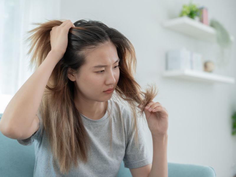 cô gái căng thẳng vì rụng tóc