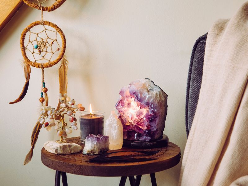 dreamcatcher và nến thơm, đá phong thuỷ trên bàn đầu giường