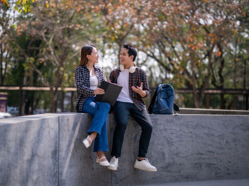 Hai người bạn đang trò chuyện với nhau trong công viên