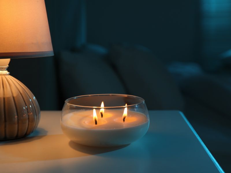 nến thơm trên tủ đầu giường