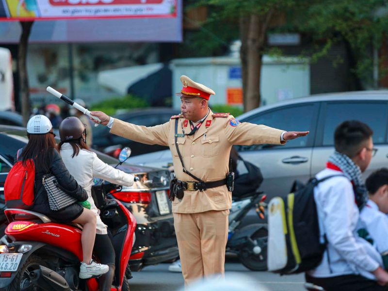 công an giao thông đang thực hiện nhiệm vụ