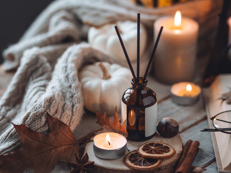 tinh dầu và nến thơm trên giường
