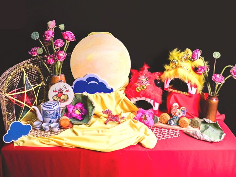 Trang trí Trung Thu công ty bằng mô hình lân để trên bàn