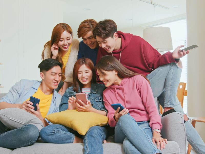 nhóm bạn chơi đùa với nhau